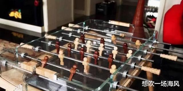 王思聪晒出自己的豪宅,家常便饭都要吃海鲜大餐,餐桌都放不下了