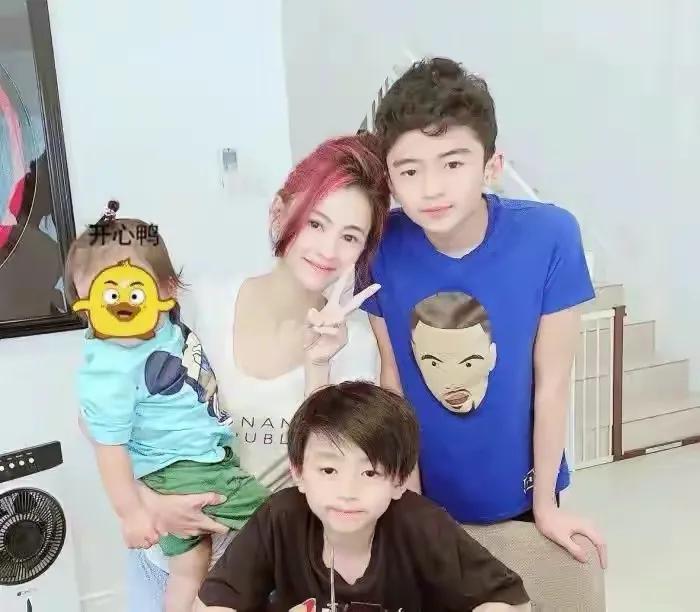 张柏芝|张柏芝陪二儿子打球，11岁小Q又长高不少，打球模样阳光帅气