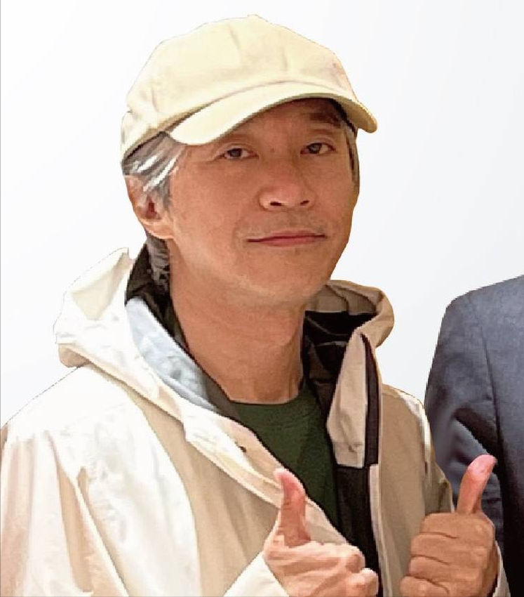 周星驰|59岁周星驰罕见露面，憔悴消瘦不少，脖子跟手背青筋明显