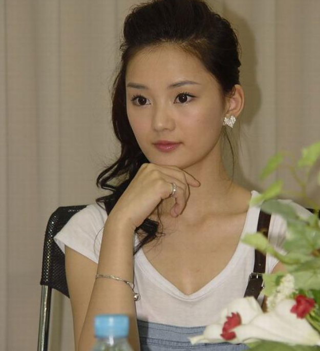 黄圣依|18岁靠老爸砸钱演女主，黄圣依给她作配，35岁老爸公司破产成柜姐