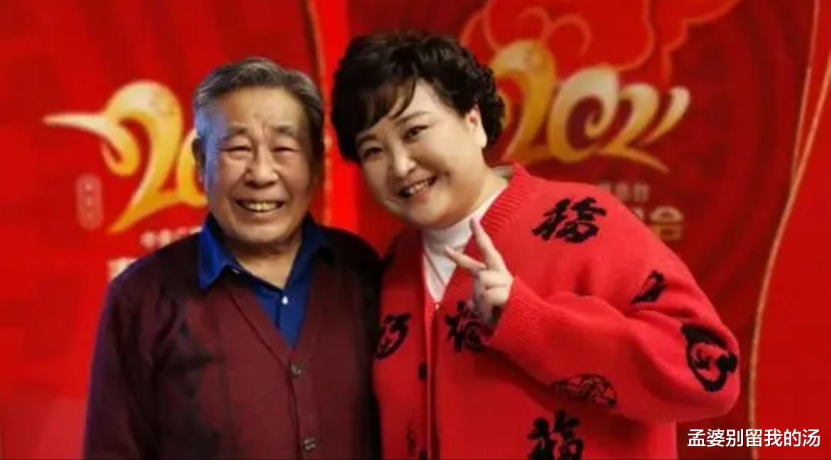 间谍|春晚常客李文启近照曝光，77岁白发多却梳得齐，打扮潮流似年轻人