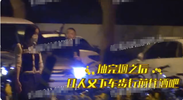 袁姗姗|袁姗姗疑似恋情曝光？与男性友人挽手不避讳，车内抽烟不顾及形象