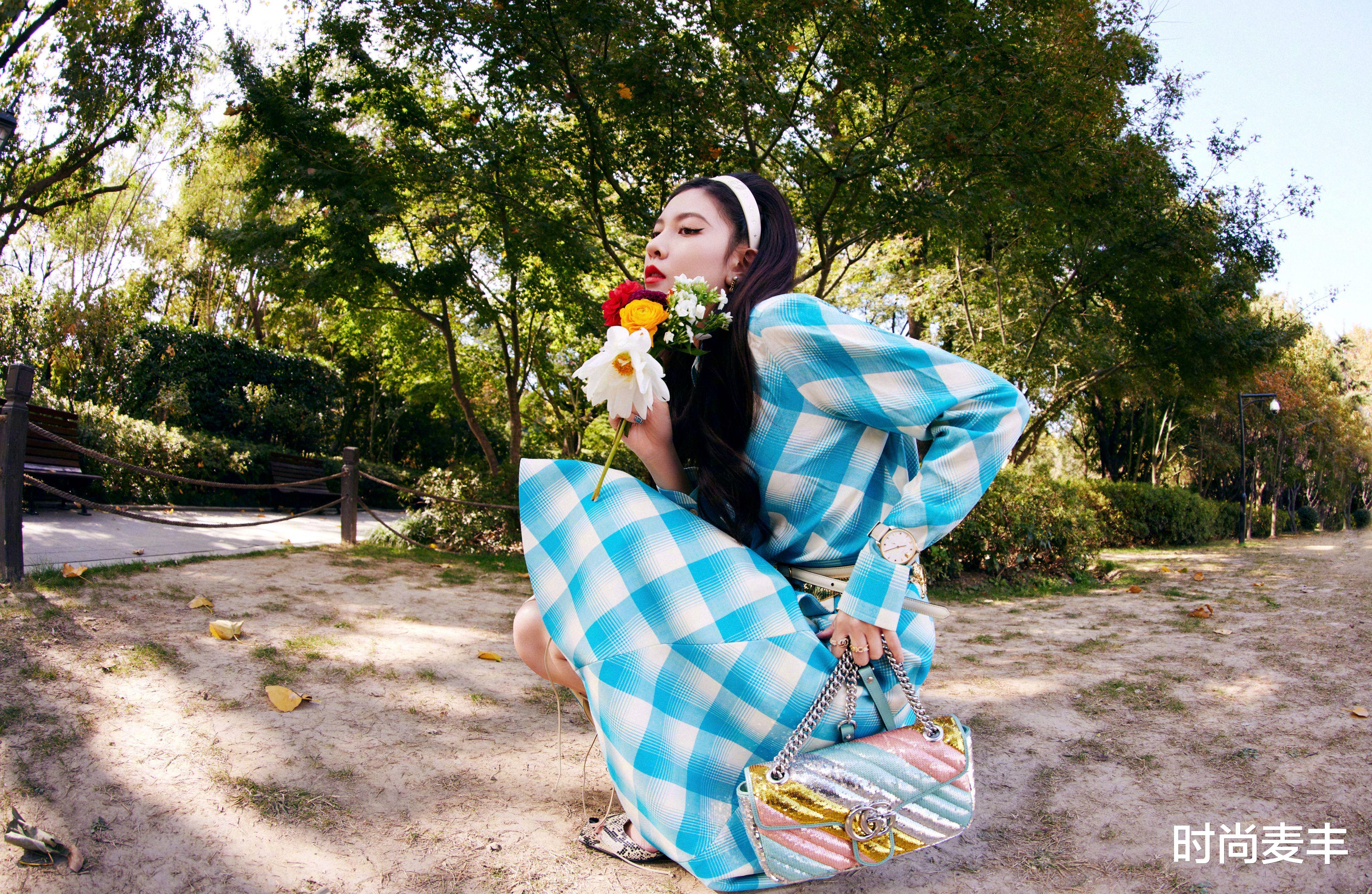 时尚麦丰|宋妍霏七夕把自己穿得像朵“玫瑰”，红色法式抹胸连衣裙，好亮眼