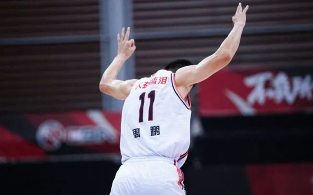 辽宁男篮|总冠军功臣！31岁悍将2分钟连得8分给杨鸣上课，场外是好丈夫