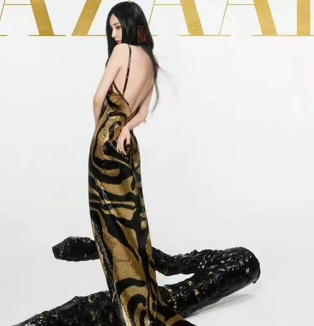 杨幂|杨幂新大片预告吊足胃口！穿亮片虎纹裙造型封神，美背不输刘诗诗