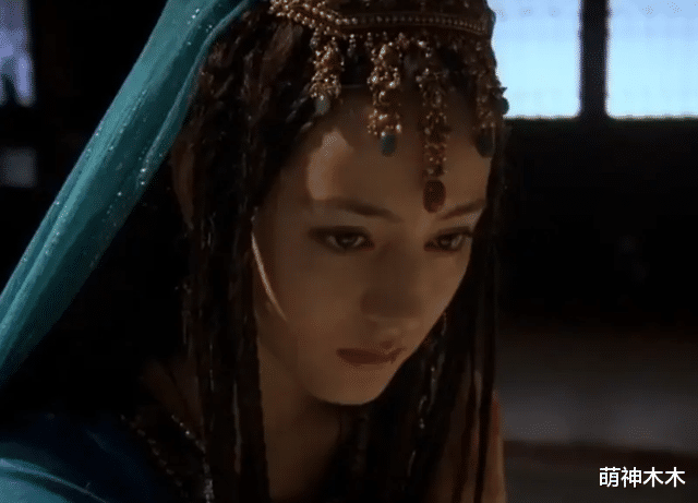 迪丽热巴|热巴又为新戏瘦成纸片人，虎牙包子脸回不来了，高雯堪称最后颜巅