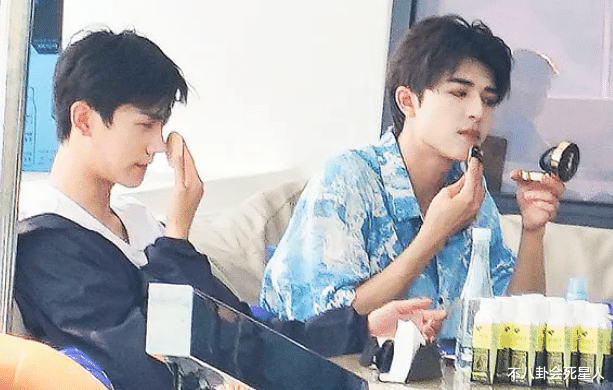 男团|男团成员比女星妆感还浓，手腕胸口抹粉，“踩高跷”成男版鞠婧祎