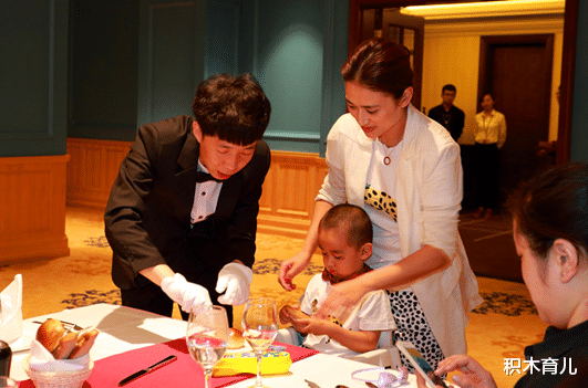 积木育儿|豪门媳妇郭晶晶带孩子插秧，月薪3000的我带孩子上名媛课