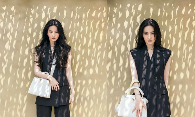 方脸妹说时尚|34岁刘亦菲这眼神太绝了,穿盔甲式西装配漆皮长靴,盖不住这锋芒