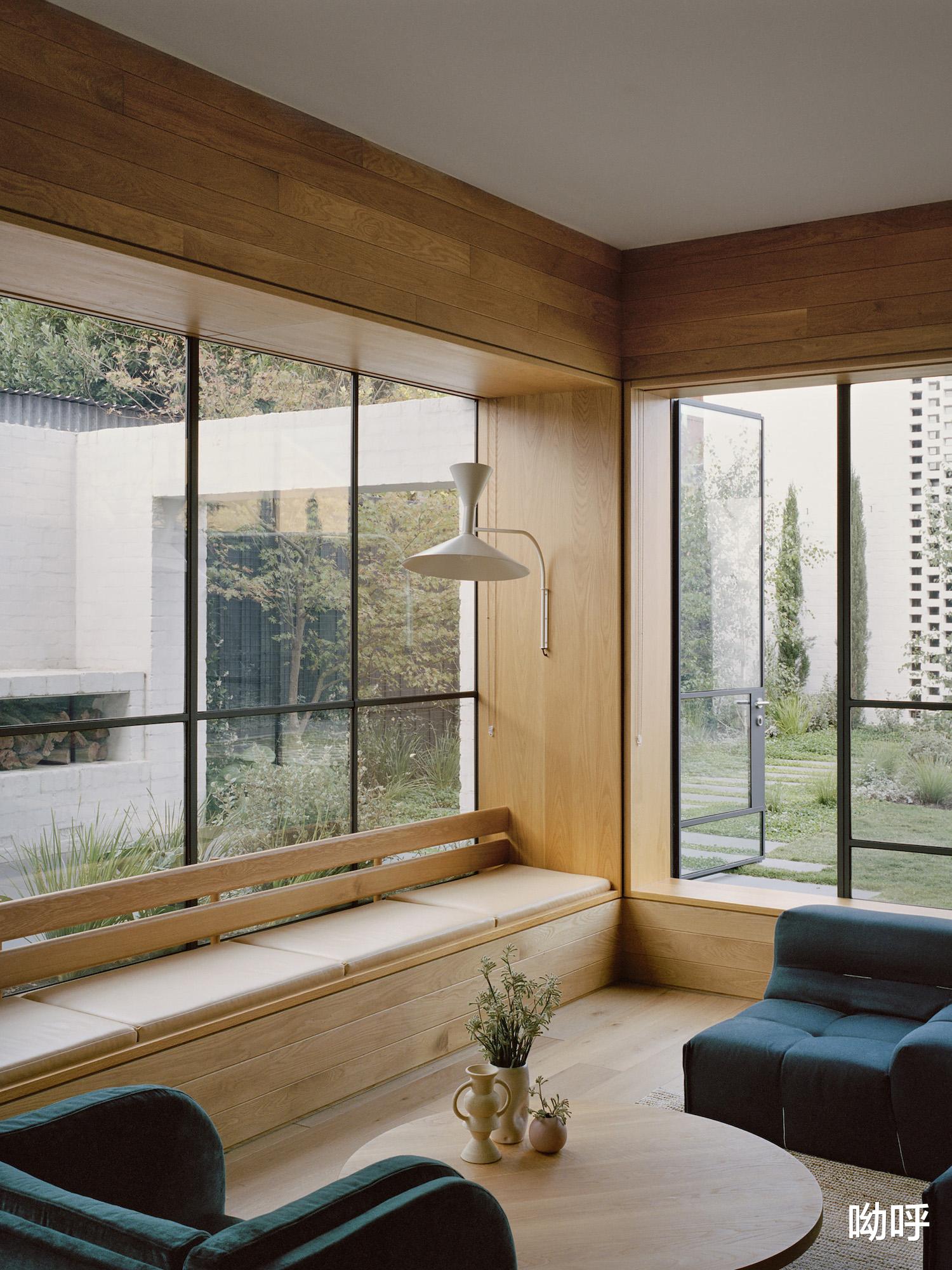 光明工作室通过八个不同的综合户外空间，在墨尔本北菲茨罗伊设计了一个私人绿洲