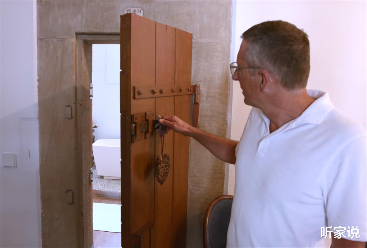 他买下废弃监狱，在150㎡原牢房中一住就是14年，网友：也是服气