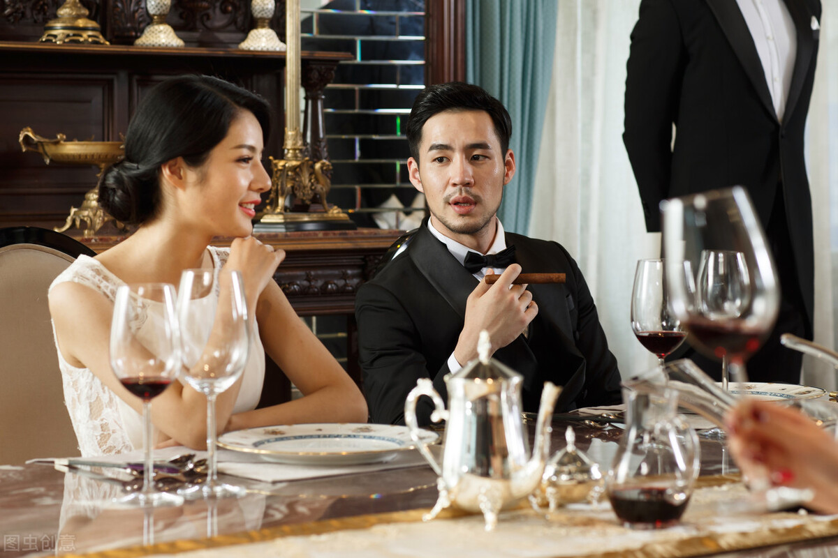 凌晨的一缕青丝|嫁入豪门第三年,老公意外去世我被赶出家门,打开行李箱后我哭了