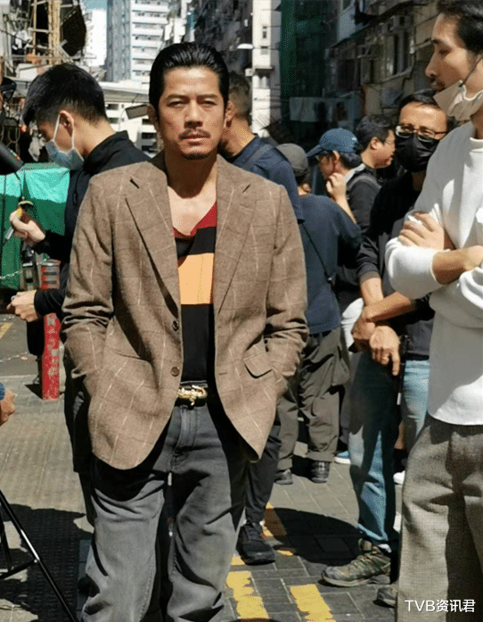 郭富城|首次挑战演丑角！56岁郭富城新戏变身龅牙大贼，闹市上演枪战惹注目