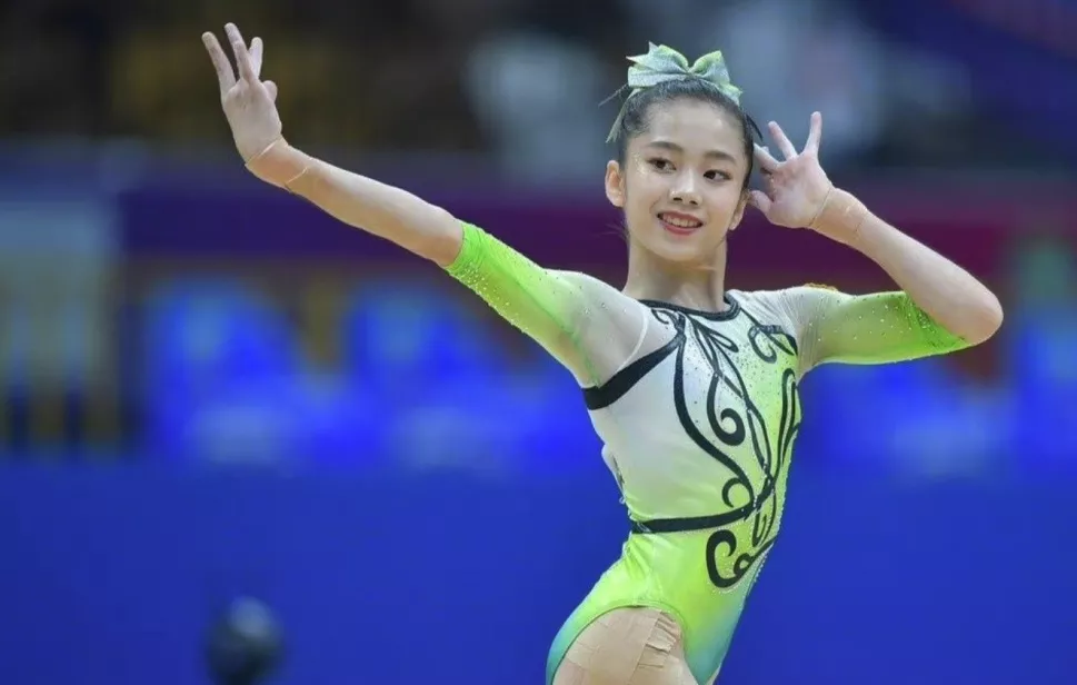 InsDaily 17岁体操界“奇迹少女”夺世界冠军！高颜值惊艳网友：甜到心化了