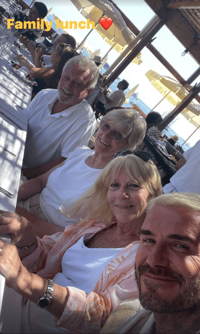 哈珀·贝克汉姆|贝克汉姆与女儿亲密同框，10岁小七身穿与妈妈同款晚礼服超时尚