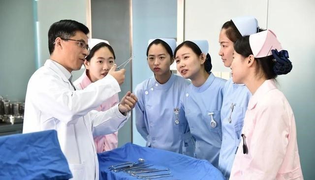 |学医就业两极分化，少数人拿高薪，多数难找工作被迫转行
