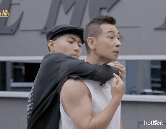 赵文卓|唱跳垫底，表情严肃，与节目格格不入，赵文卓靠什么圈粉？