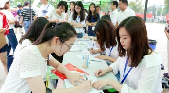 陈官凤说情感|公务员注意了，在家庭中出现这4种行为，很可能会失去“官帽”