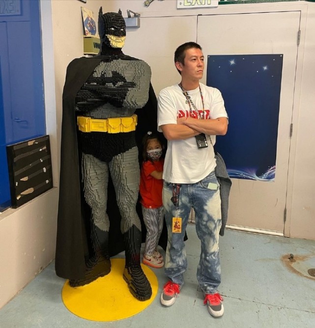 陈冠希|陈冠希一家出门，4岁Alaia中英文切换，秦舒培不开心女儿一招有用