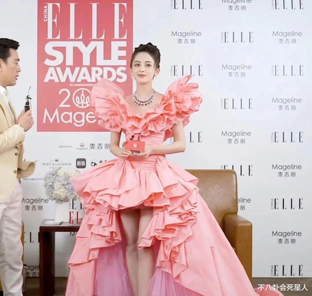 陈伟霆|女明星造型比美：黄圣依上下失守，唐嫣挑染辣眼，关晓彤开窍了