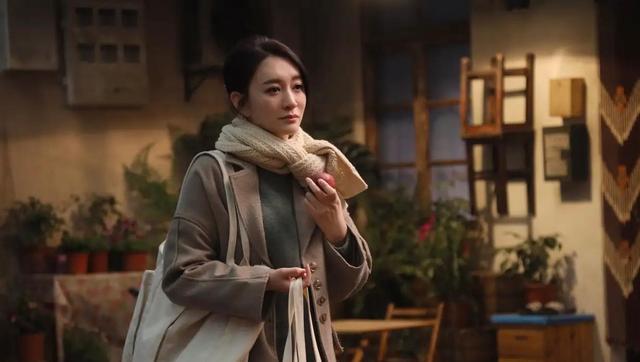 李小冉|李小冉官宣签约欢瑞世纪,网友评论:为何想不开?