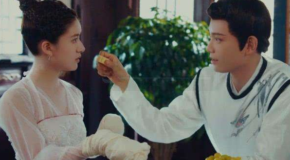 赵露思|“吻戏专业户”赵露思，连拍吻戏5小时，男主直接送去医院吸氧？