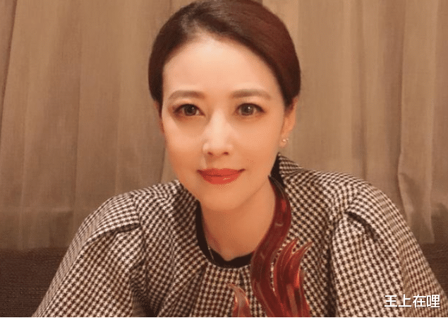 李若彤|54岁的周海媚遇上54岁的李若彤，一个水嫩如少女，一个却干瘪吓人