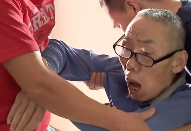 当初抛家弃子寻求真爱,如今老人被真爱抛弃,寻儿子赡养惨遭拒绝