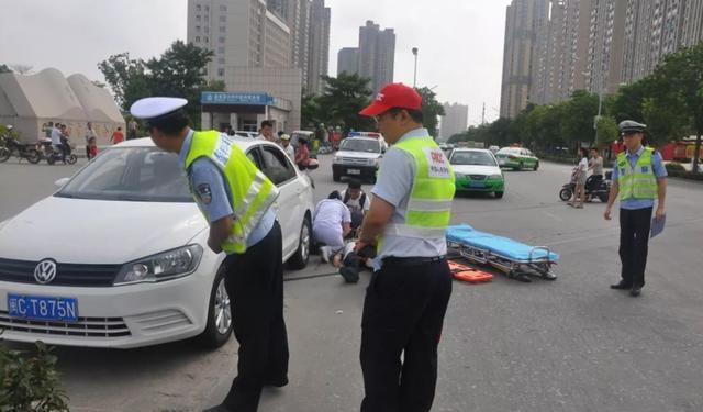 交警提醒:开车出事故先打4个电话,顺序别搞错,否则会吃哑巴亏