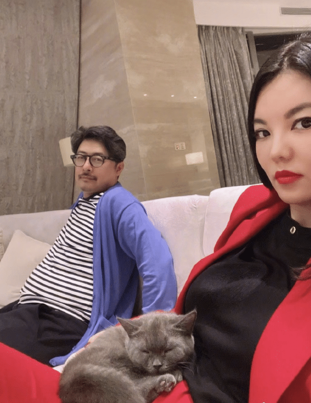 李湘|李湘和男子再被拍，两人从女方别墅前往酒店，推行李箱收纳箱入住