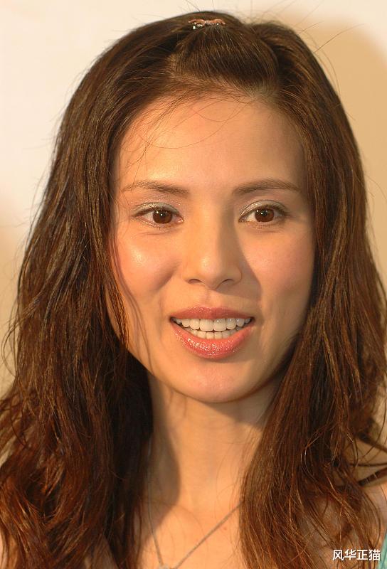 风华正猫|55岁李若彤皮肤白皙，身穿国产运动服，身材体态更显年轻