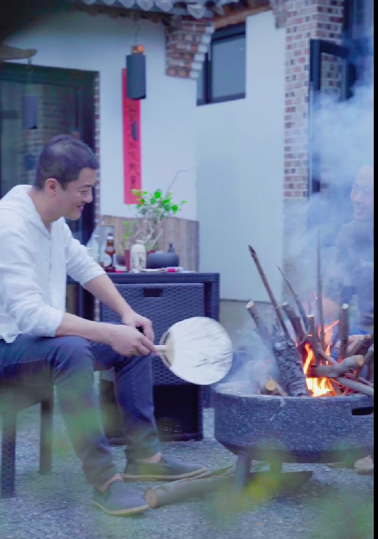 李亚鹏|李亚鹏山中访老友？穿素衣吃柴火饭，用扇子生火被赞接地气