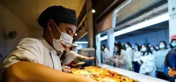 天明情感说 食堂阿姨因黄码不能返校，烹饪专业学生提前上岗，这次手不抖了