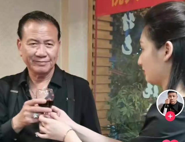 万梓良|演员万梓良近照曝光，在饭馆喝酒抱异性，边抽烟边与粉丝合影