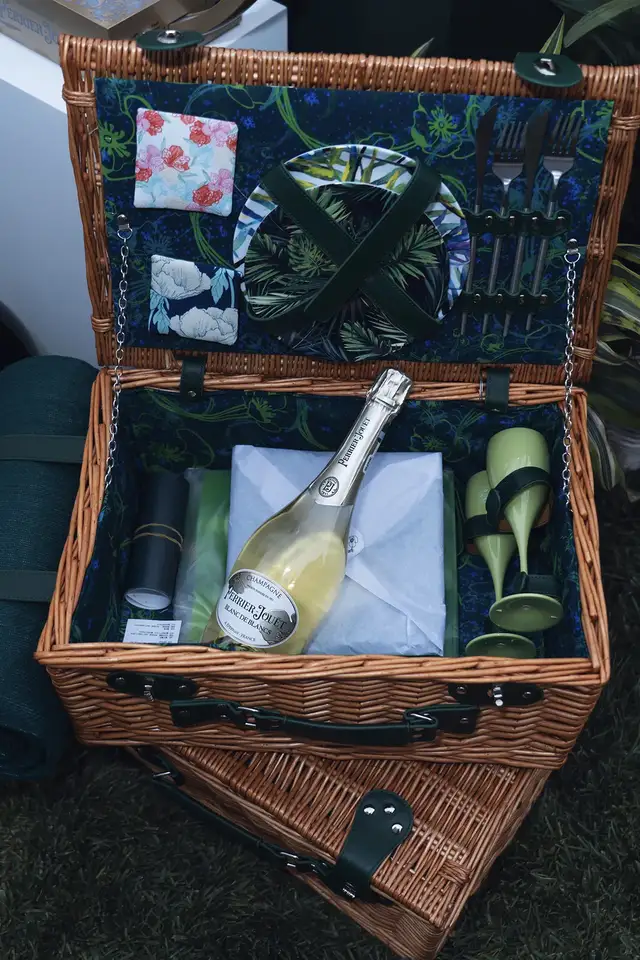 时尚生活派|繁花盛夏,带上香槟叫上闺蜜,一起投向美丽时光的户外浪潮