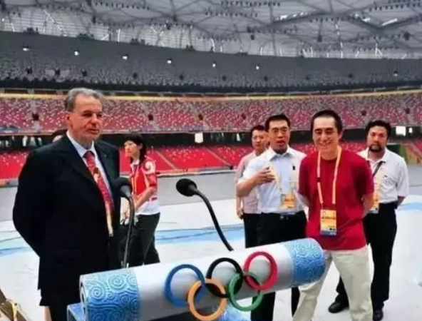 张艺谋|张艺谋豪掷240万买定制版，39岁陈婷低调陪同，全程坐在一旁