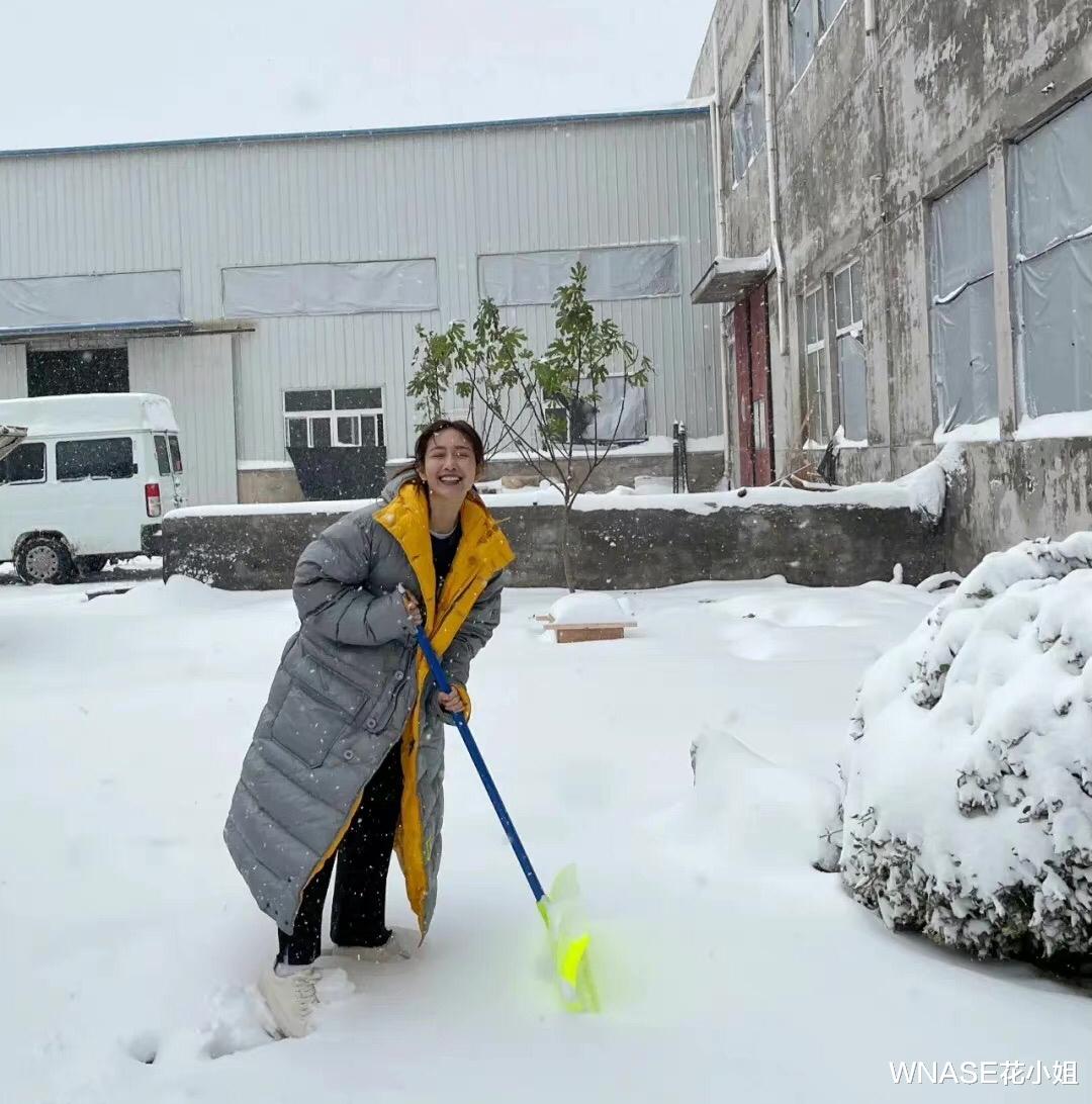 WNASE花小姐 女明星集体晒“初雪照”超养眼！冬日穿搭成焦点，你最pick哪一套