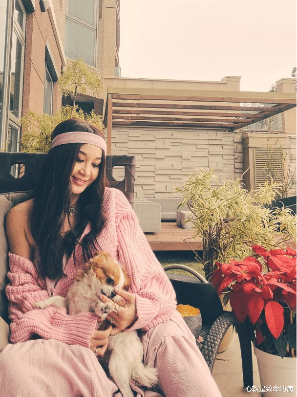 圣诞节|久别胜新婚！55岁TVB前女星终于回港，老公激动献香吻！