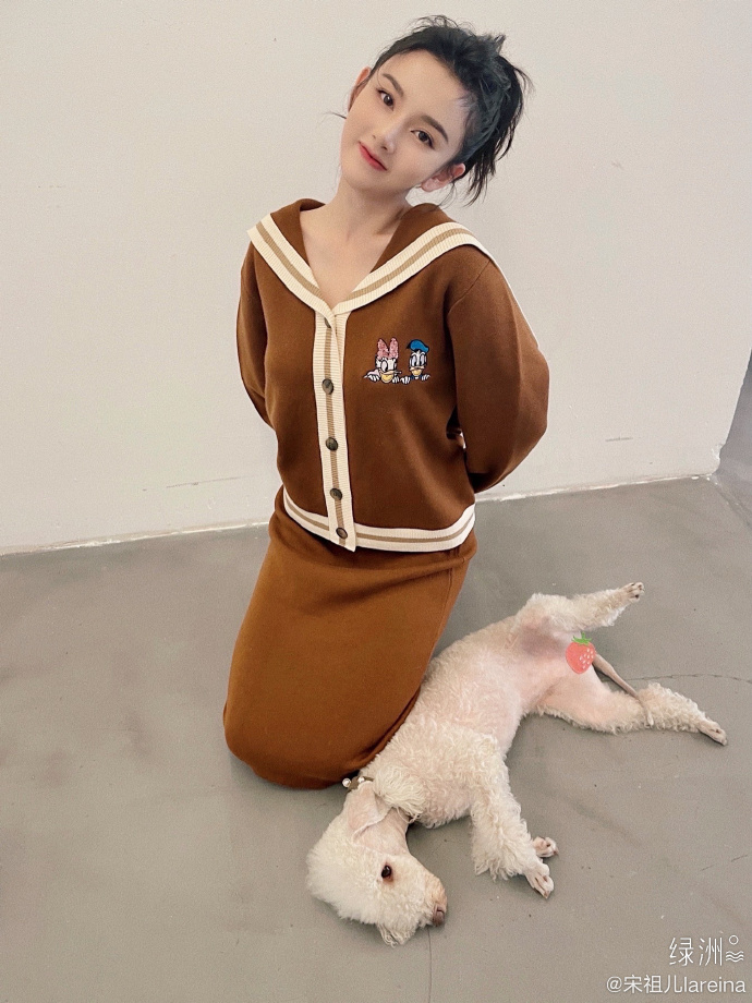 高马尾|宋祖儿穿学院风针织套装 扎高马尾元气满满