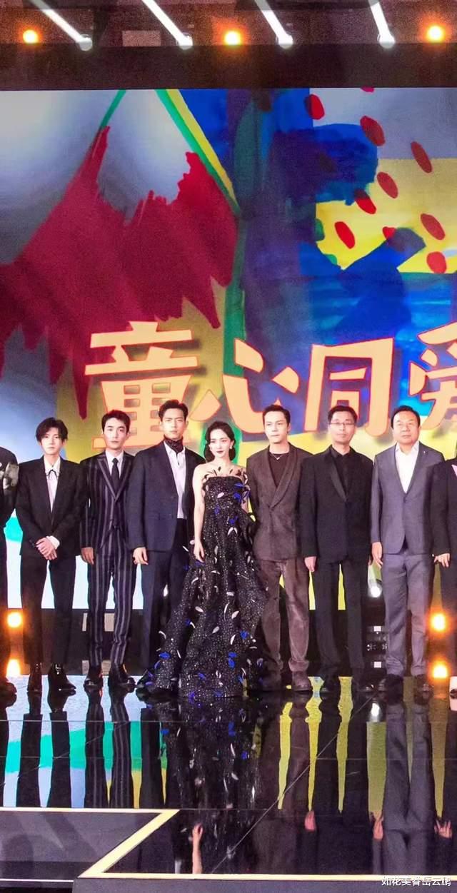 钟楚曦|为啥说肩颈线如整容利器，看芭莎夜合照就知道，钟楚曦李现赢很大