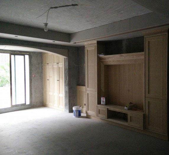 新房装修中，木工加班加点20天做完满屋子家具，工钱17300贵吗？