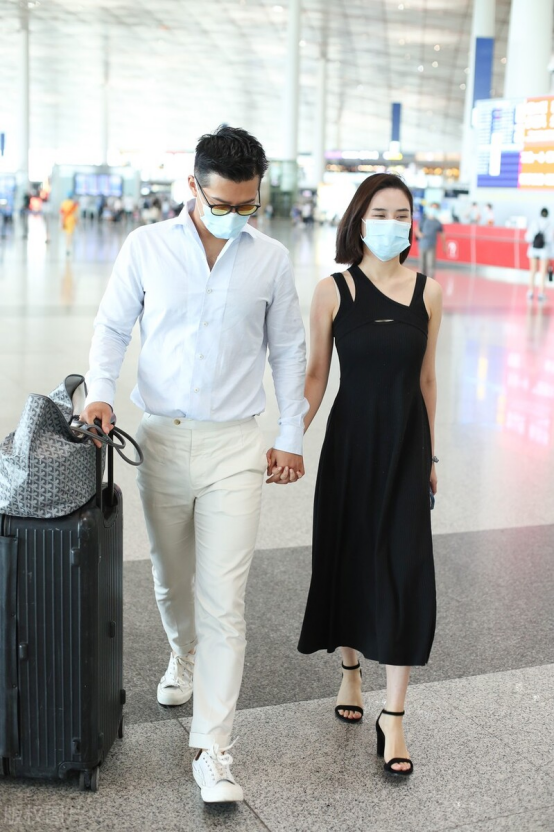 BiuFashion|窦骁何超莲“秀恩爱”没够，黑白搭配太登对，十指紧扣让人羡慕