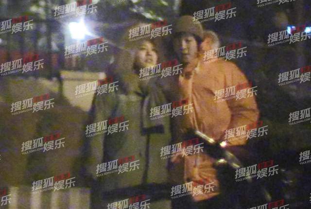 马思纯|马思纯与男友秀恩爱，挽手回家疑同居，男方不戴口罩随地吐痰遭批