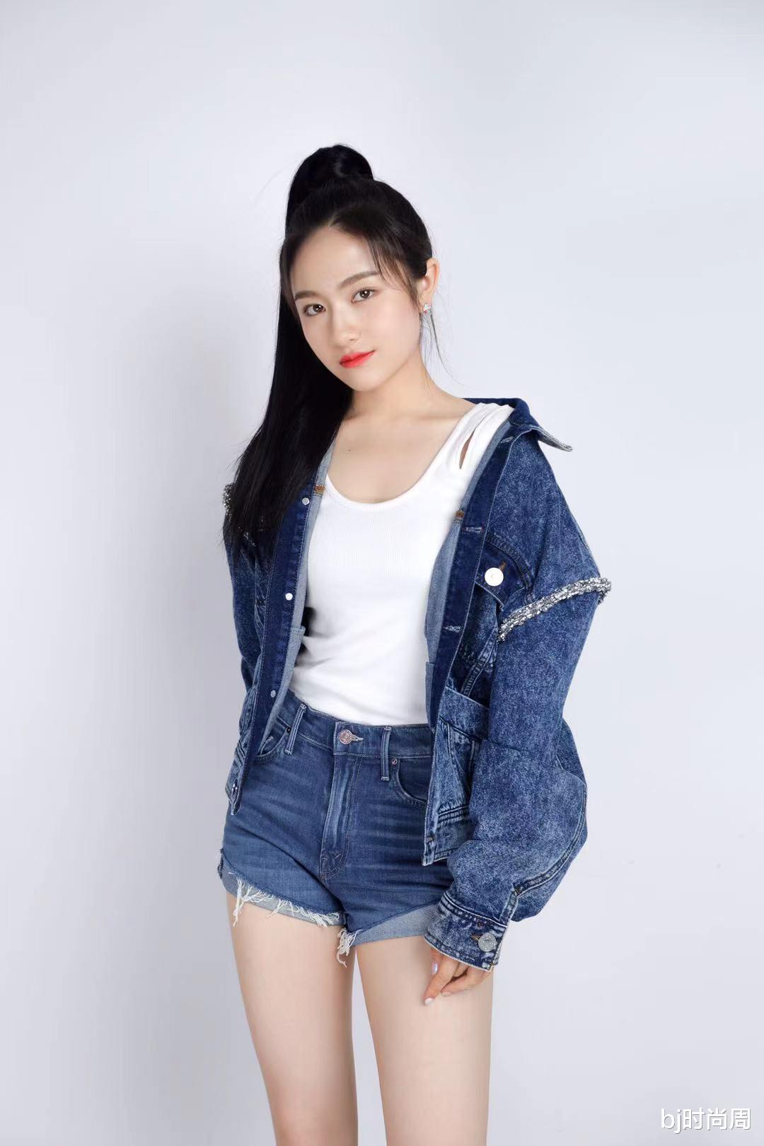 穿衣搭配|李兰迪穿蓝色套装搭配马尾辫，显腿长显气质，还特有活力