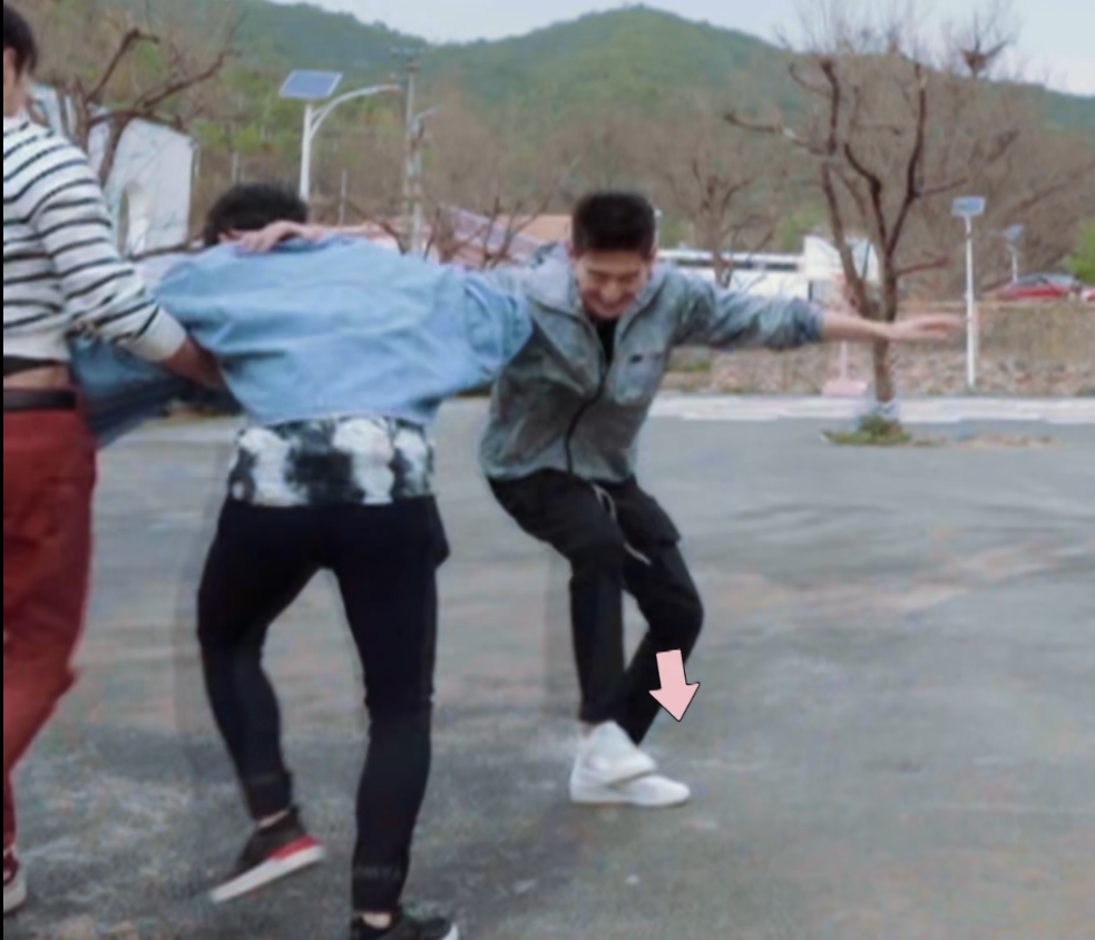 郭麒麟|郭麒麟的家教绝了！打球被张翰伤到脚疼出猪叫声，开口一句话真涨粉