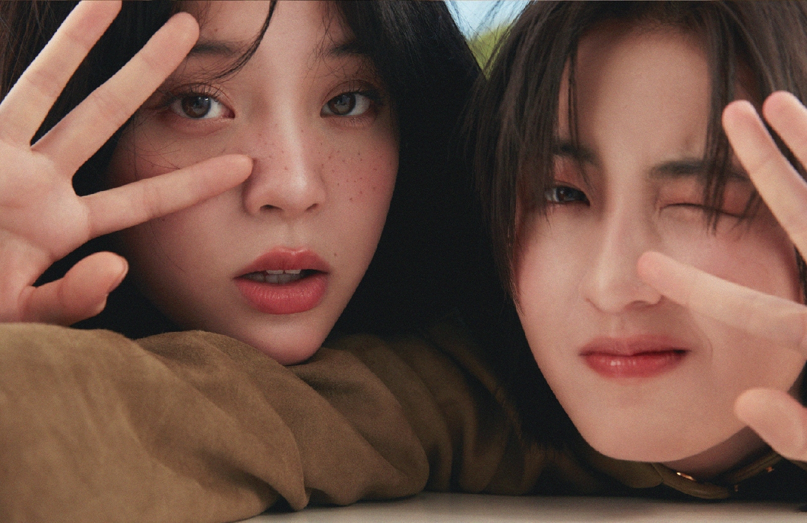 时尚课|欧阳娜娜张子枫姐妹大片，两人休闲装扮相依偎，上演少女的夏天