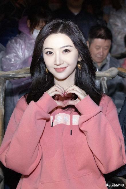 明星|又有明星搞特权?活动现场三位艺人全程撑伞,旁边小朋友一直淋雨