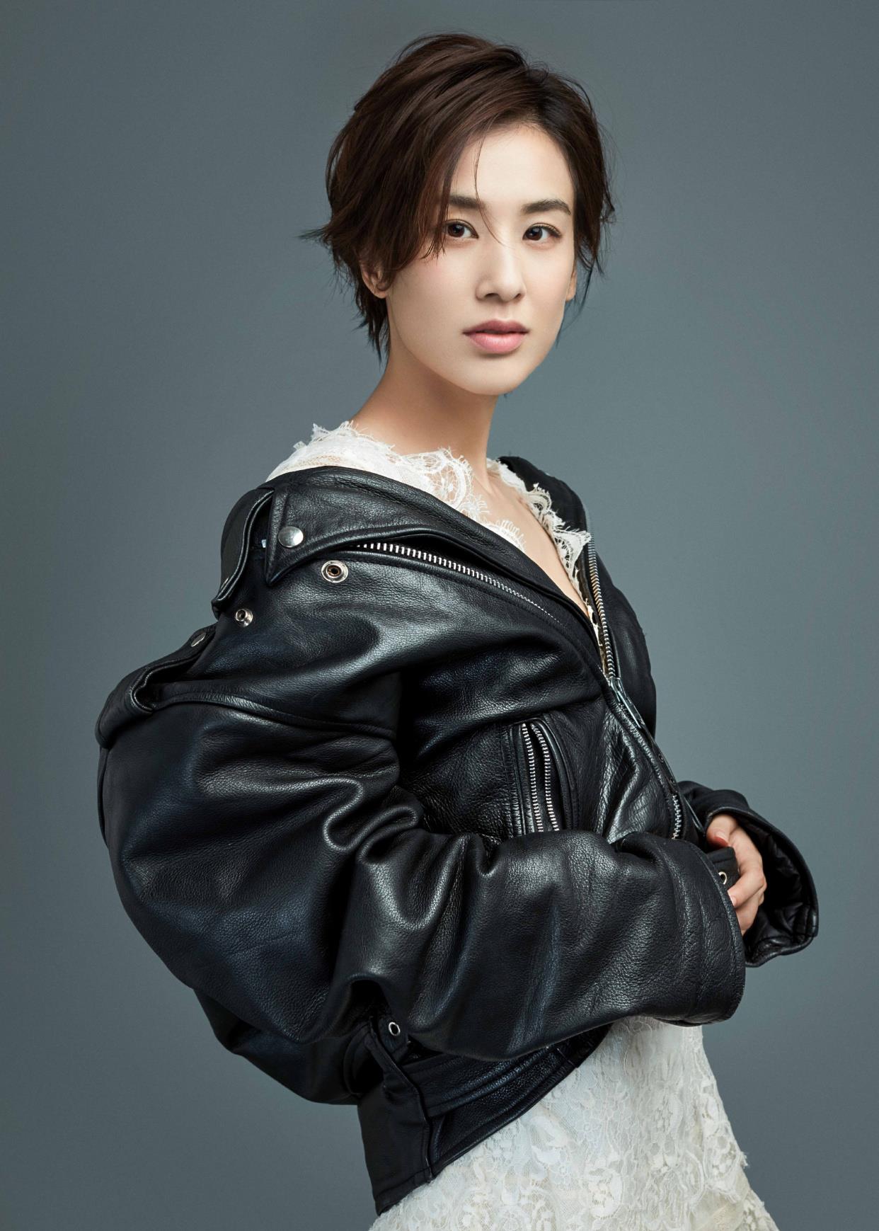 黄圣依|黄圣依带儿子游玩，波点裙看起来很唯美，粉丝：这是姐弟俩吗？