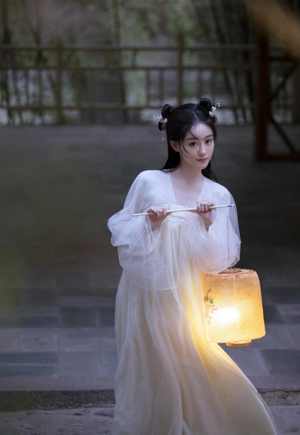 时尚圈的奇葩大喵|中秋月圆当然要穿九州华裳，红衣艳丽白衣仙美，周也王楚然着实绝