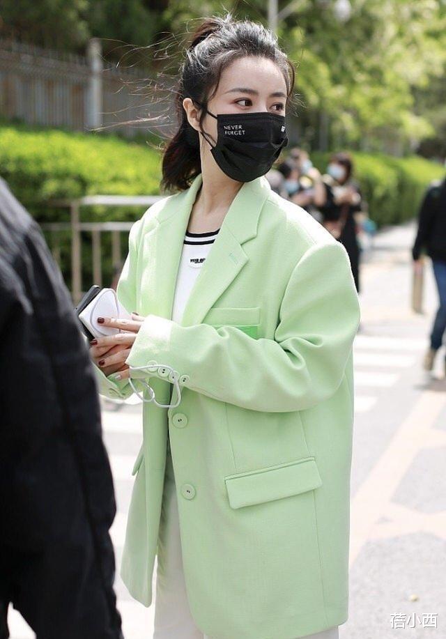蓓小西|难怪薇娅带货那么厉害,私下穿搭也是个潮人,绿西装配白裤子真美